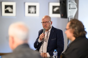 Wystawa: Depresje - Tomasz Sobczak zadający pytanie w trakcie trwającego spotkania z autorem i kuratorem.