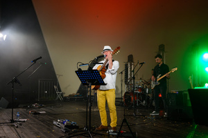 Koncert: Paragrafy i nuty - Wiesław Hudyma występujący na scenie amfiteatru