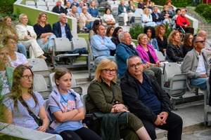 Koncert: Paragrafy i nuty - Publiczność podczas koncertu "Paragrafy i nuty" w tarnowskim amfiteatrze