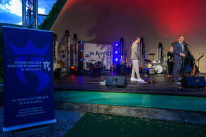 Koncert: Paragrafy i nuty - Prezydent Tarnowa Jakub Kwaśny zapowiadający koncert "Paragrafy i nuty"