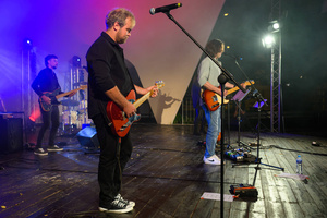Koncert: Paragrafy i nuty - Zespół StandBy występujący na scenie amfiteatru