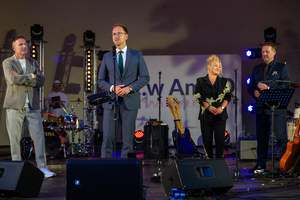 Koncert: Paragrafy i nuty - Prezydent Tarnowa Jakub Kwaśny zapowiadający koncert "Paragrafy i nuty"