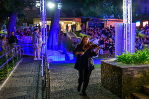 Koncert: Paragrafy i nuty - Zespół StandBy występujący na scenie amfiteatru