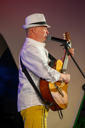 Koncert: Paragrafy i nuty - Wiesław Hudyma występujący na scenie amfiteatru
