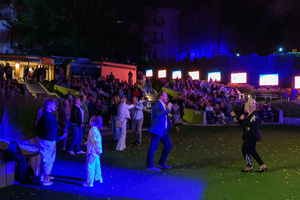 Koncert: Paragrafy i nuty - Publiczność podczas koncertu "Paragrafy i nuty" w tarnowskim amfiteatrze