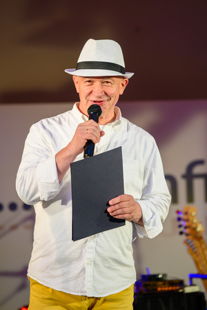 Koncert: Paragrafy i nuty - Radca prawny Wiesław Hudyma zapowiadający występ zespołu Last Jump z Lublina