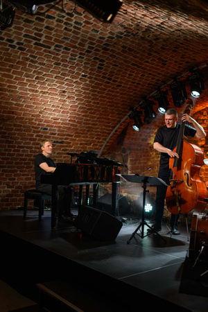 Jazzowa jesień w TCK: Piotr Wyleżoł Trio - Piotr Wyleżoł Trio na scenie Piwnic Tarnowskiego Centrum Kultury