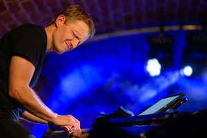 Jazzowa jesień w TCK: Piotr Wyleżoł Trio - Piotr Wyleżoł grający na fortepianie