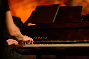 Jazzowa jesień w TCK: Piotr Wyleżoł Trio - Piotr Wyleżoł grający na fortepianie