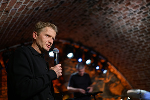 Jazzowa jesień w TCK: Piotr Wyleżoł Trio - Piotr Wyleżoł przemawiający do publiczności podczas pierwszego koncertu w ramach Jazzowej jesieni 2026