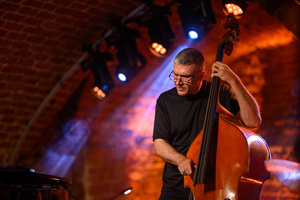 Jazzowa jesień w TCK: Piotr Wyleżoł Trio - Sławomir Kurkiewicz grający na kontrabasie podczas koncertu Piotr Wyleżoł Trio