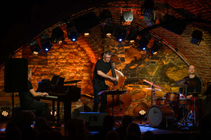 Jazzowa jesień w TCK: Piotr Wyleżoł Trio - Piotr Wyleżoł Trio na scenie Piwnic Tarnowskiego Centrum Kultury
