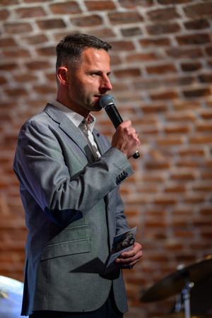 Jazzowa jesień w TCK: Piotr Wyleżoł Trio - Konferansjer Sebastian Szafarz wita publiczność ze sceny.