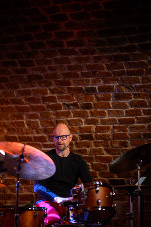Jazzowa jesień w TCK: Piotr Wyleżoł Trio - Łukasz Żyta grający na perkusji podczas koncertu Piotr Wyleżoł Trio