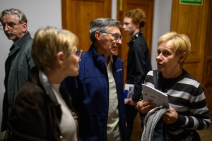 Wystawa: Zrozumie życie - Publiczność oglądająca wystawę.