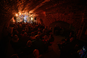 Koncert jazzowy - Bernard Maseli "The Nomads" - Publiczność pod łukowym sklepieniem Piwnic TCK