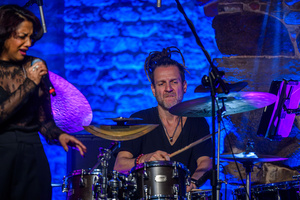 Koncert jazzowy - Bernard Maseli "The Nomads" - Paweł Dobrowolski za zestawem bębnów.