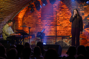 Koncert - Pracownia Piosenki "O jesieni..." - Wokalistka śpiewa przy akompaniamencie pianisty.