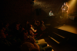 Koncert - Pracownia Piosenki "O jesieni..." - Widok na publiczność i schody w przyciemnionych Piwnicach TCK.