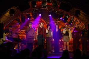 Koncert - Pracownia Piosenki "O jesieni..." - Wspólny występ wokalistek Pracowni Piosenki w fioletowym świetle.